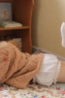 撕开胸罩咬她的乳尖